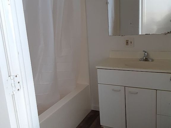 3rd image of 515 S Michigan Ave #1