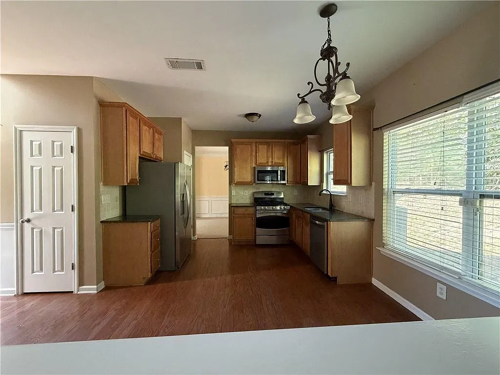 4 bed, 2.5 bath, 2300 sqft, $2,400 — Photo 3