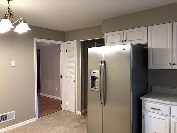 4th image of 7010 Queensway Ln