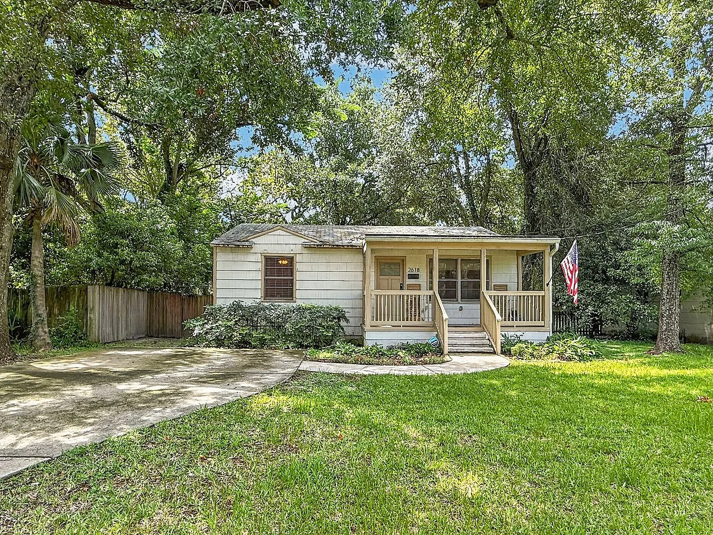 Charming Riverside Home! — Photo 3