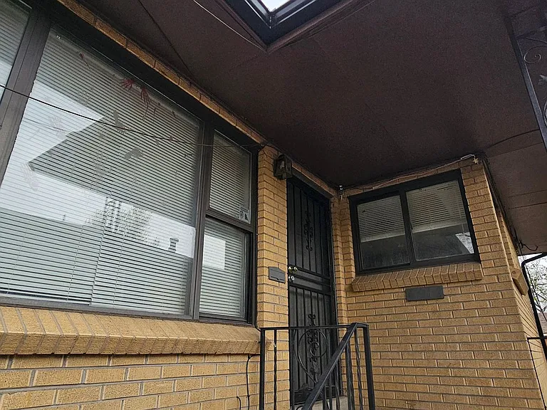 1136 Akron St — Photo 3