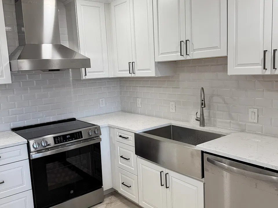 10 E Lee St #707