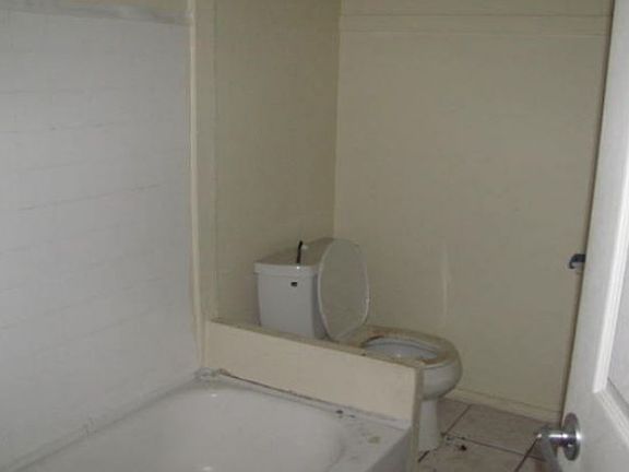 3rd image of 4330 Roosevelt Ave