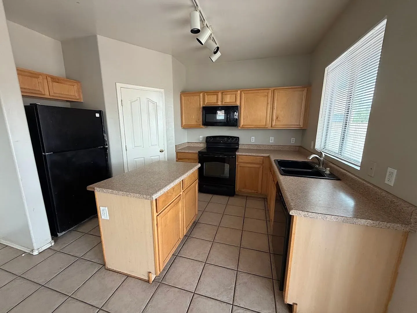 Beautiful Home For Rent In Avondale! **New Carpet** — Photo 4