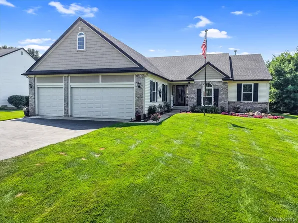 2905 Saddlebrook Ct, Pinckney, MI 48169