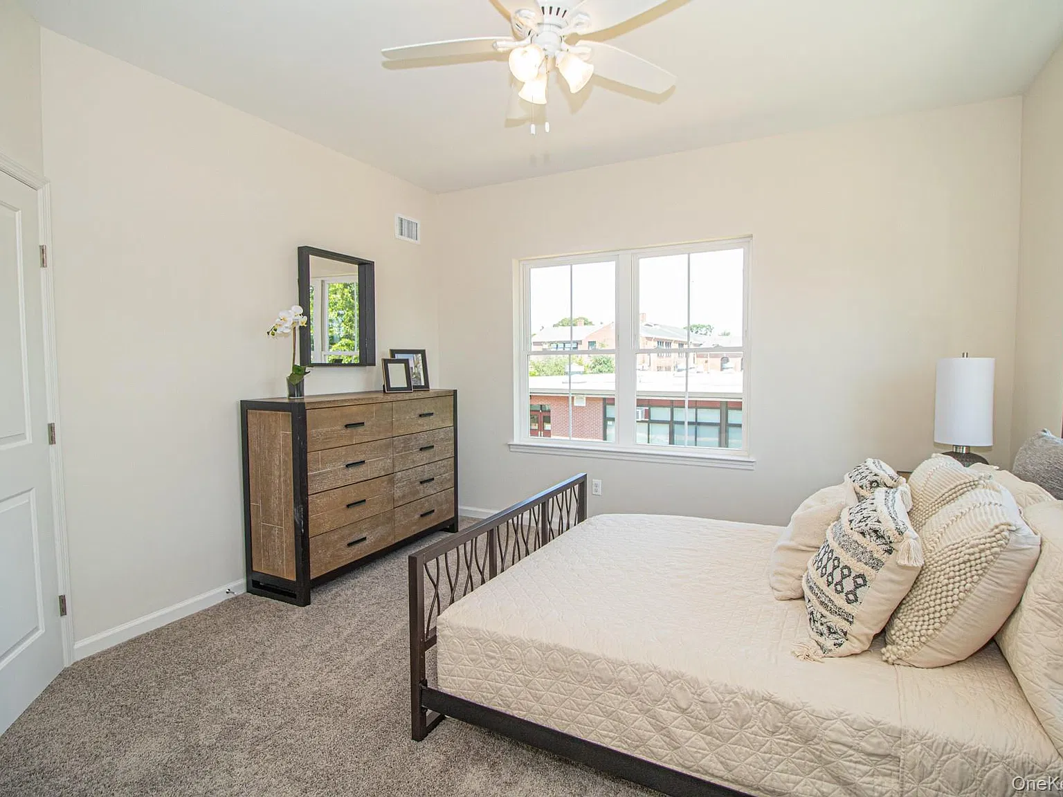 2 bed, 2.0 bath, 1200 sqft, $3,500 — Photo 3