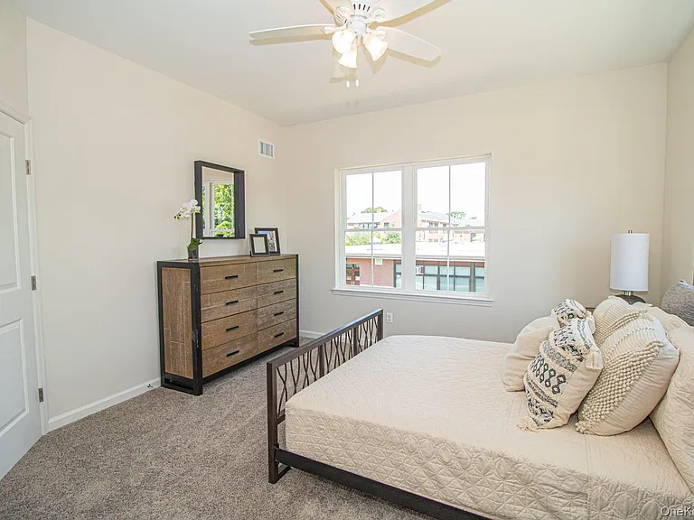208 Ashley Ct — Photo 4