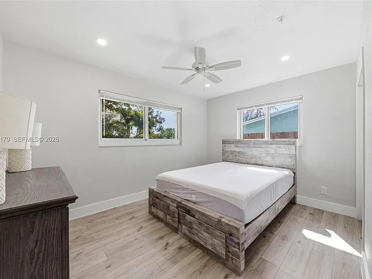 4561 SW 25th Ter — Photo 10