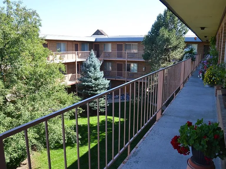 Crestview Apartments — Photo 1