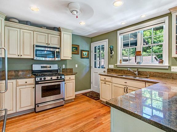 3rd image of 398 Hillcrest Dr