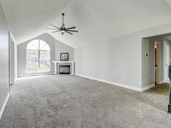 5th image of 705 SW Graystone Dr