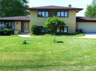 613 Chestnut Ln, Darien, IL 60561
