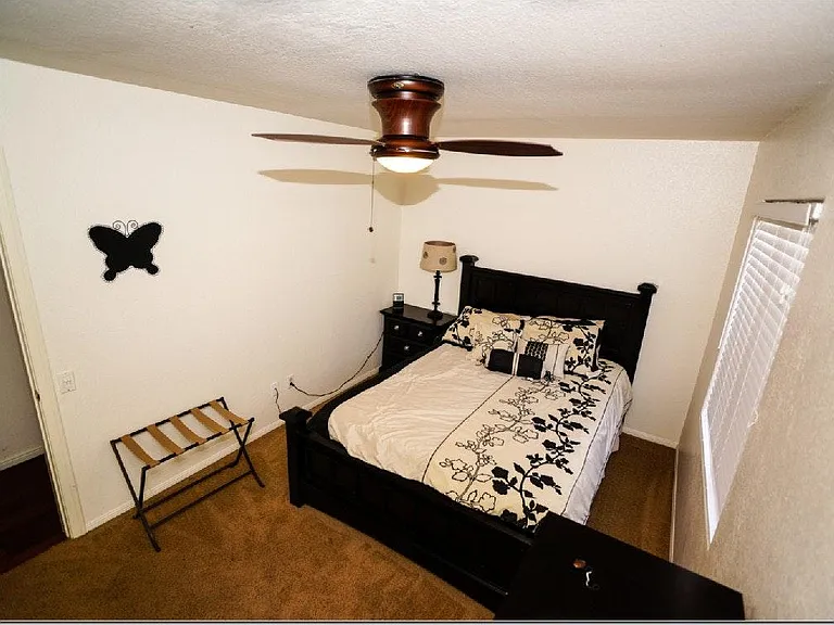 Bedroom 1, Queen Bed