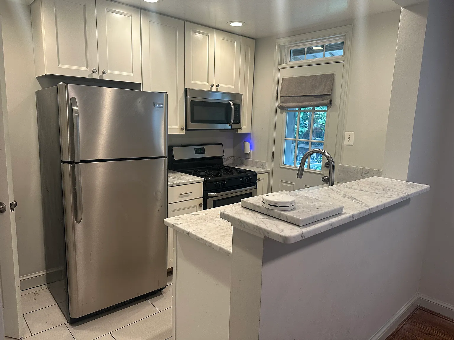 3 bed, 864 sqft, $3,525 — Photo 4