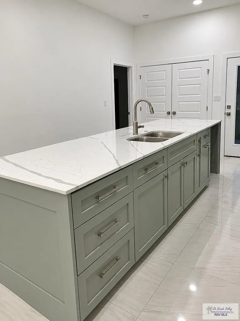 3 bed, 2.0 bath, 1200 sqft, $1,900 — Photo 3