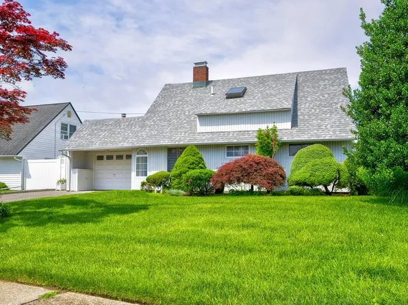 6 Wafer Lane, Wantagh, NY 11793