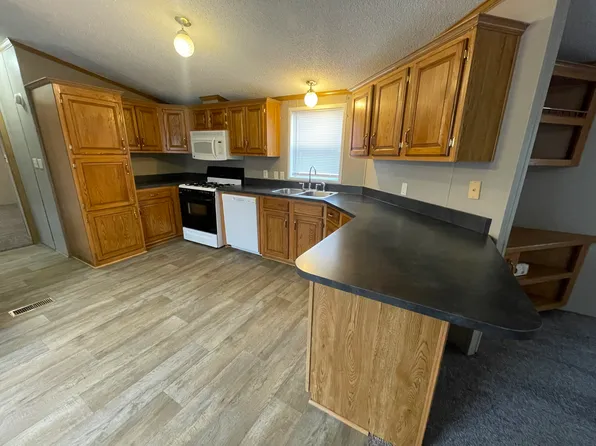 4828 Dunhill Rd #826, Sterling Heights, MI 48310