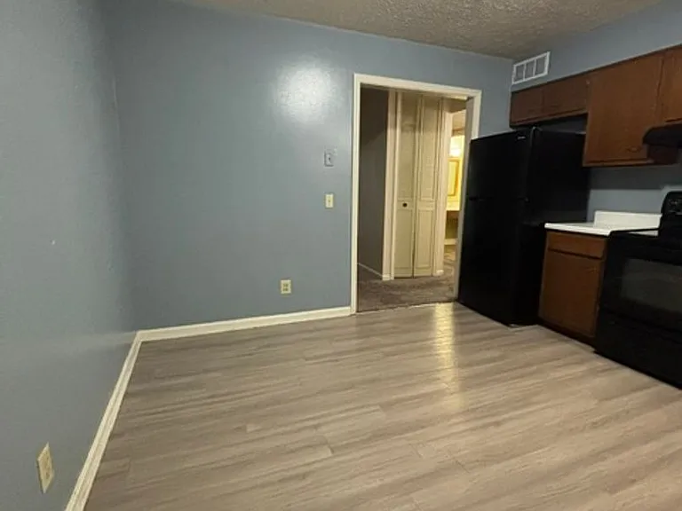 690 College Dr — Photo 6