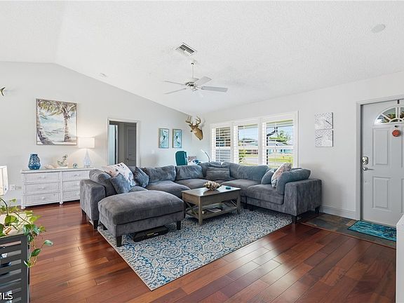 5th image of 1529 Crestwood Cir W