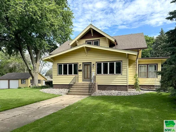 240 3rd St NE, Sioux Center, IA 51250