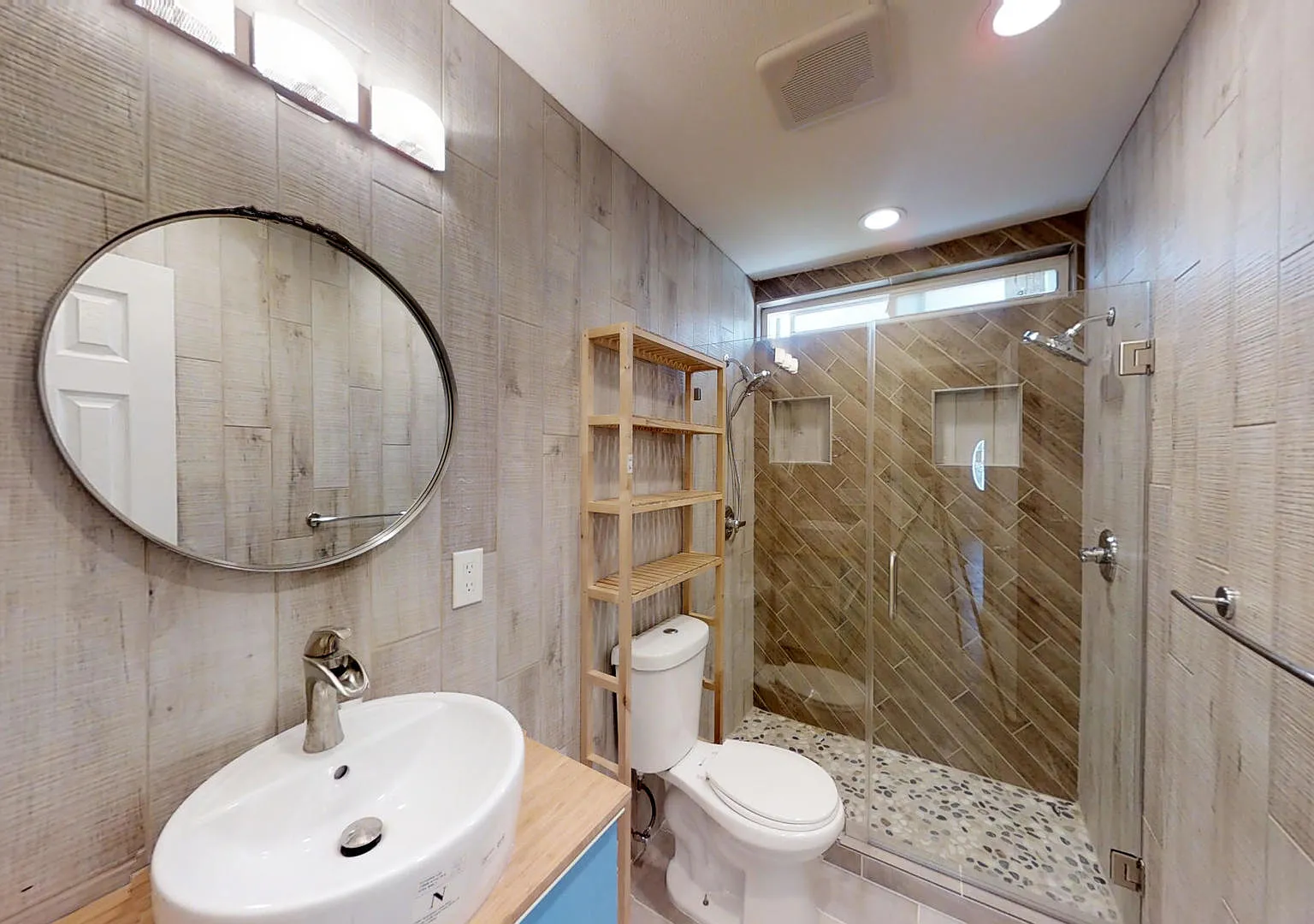 Free October Rent + $1,195!!1 — Photo 1