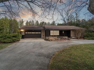 4612 W Hiawatha Dr, Mequon, WI 53092
