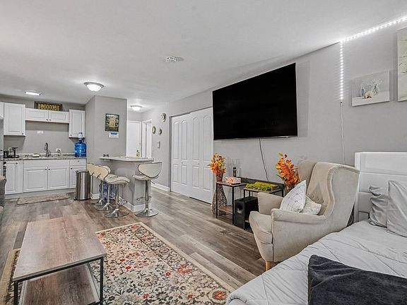 3rd image of 2401 W Balmoral Ave APT 1C