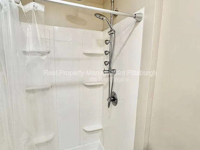 1112 Kelton Ave — Photo 11