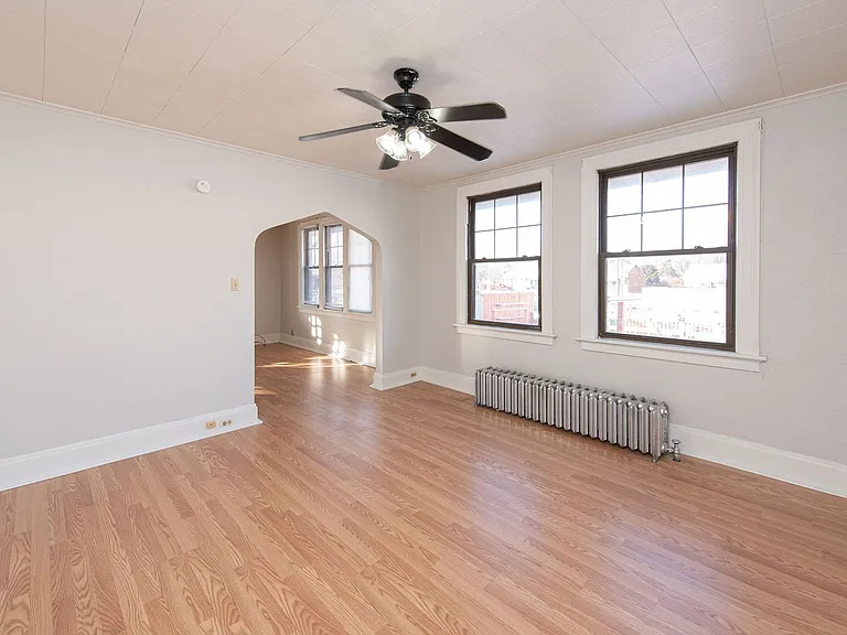 Beautifully updated Tudor style duplex. Upper unit. Large rooms. 2 balconies, private entry. Fenc... — Photo 12