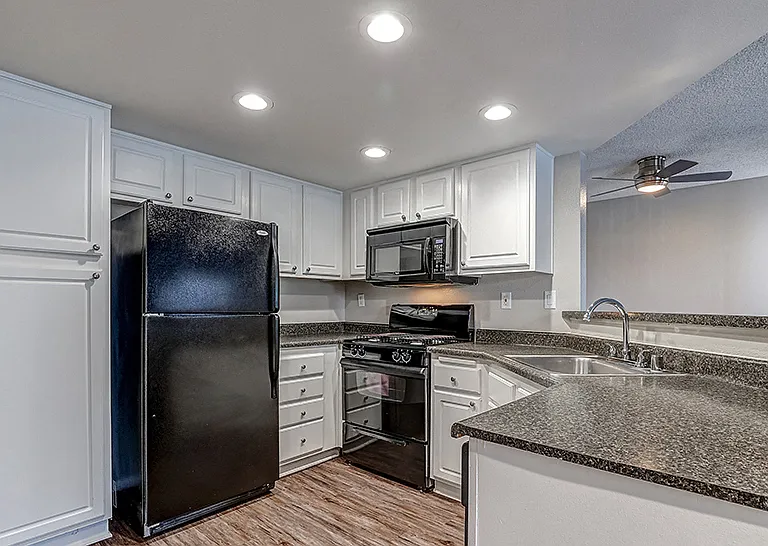 BROOKWOOD VILLAS — Photo 21