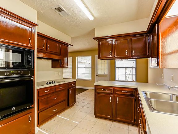 3rd image of 2811 Pepper Wood Dr