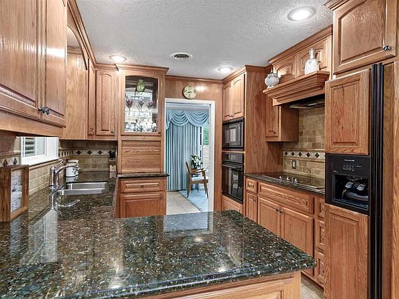 5th image of 765 Belvedere Dr