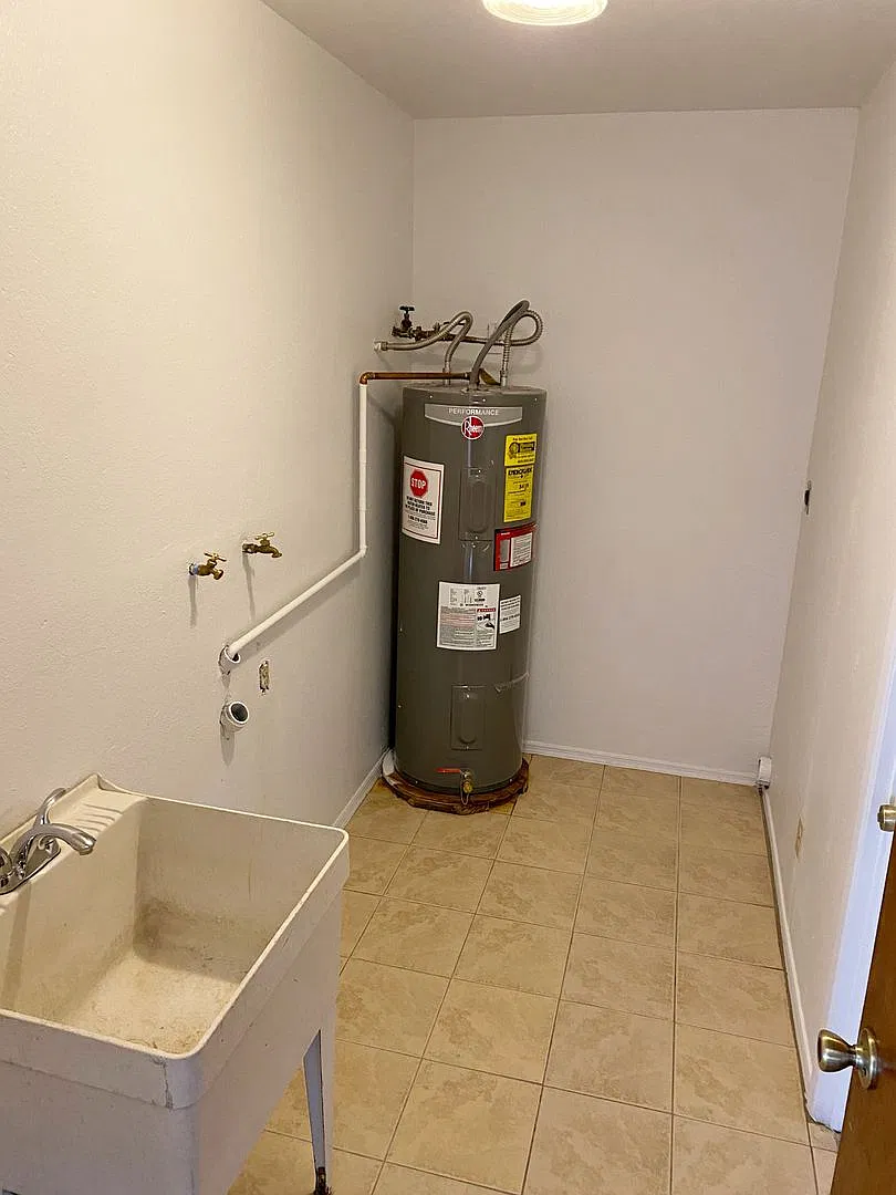 3 Bedroom 2 Bathroom corner lot in Glendale — Photo 4