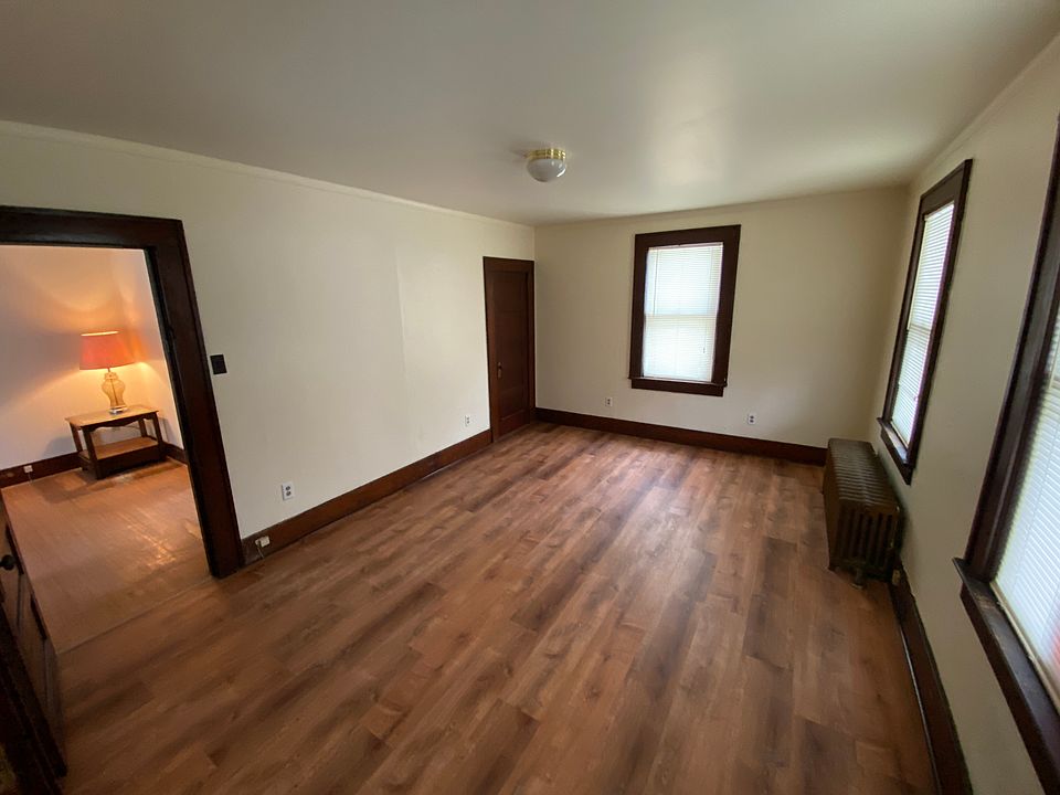 1st image of 8 Thompson St