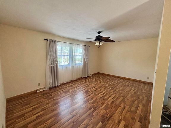 4th image of 110 Country Ct