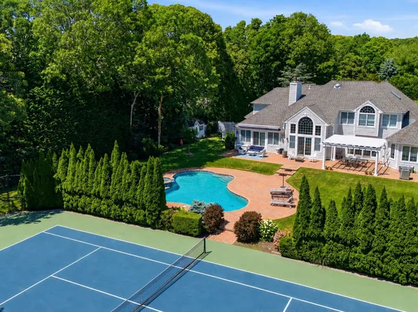 19 Cedarfield Ln, Westhampton, NY 11977