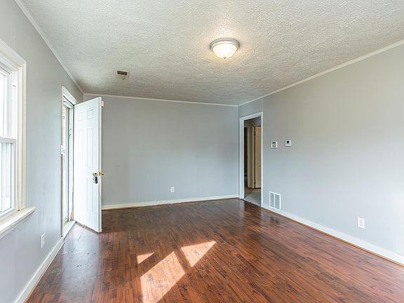 5th image of 615 Emerson Dr