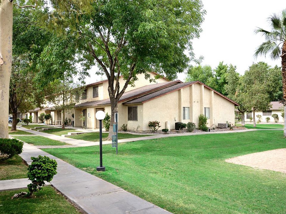 Camelot Apartments Ample Green Space