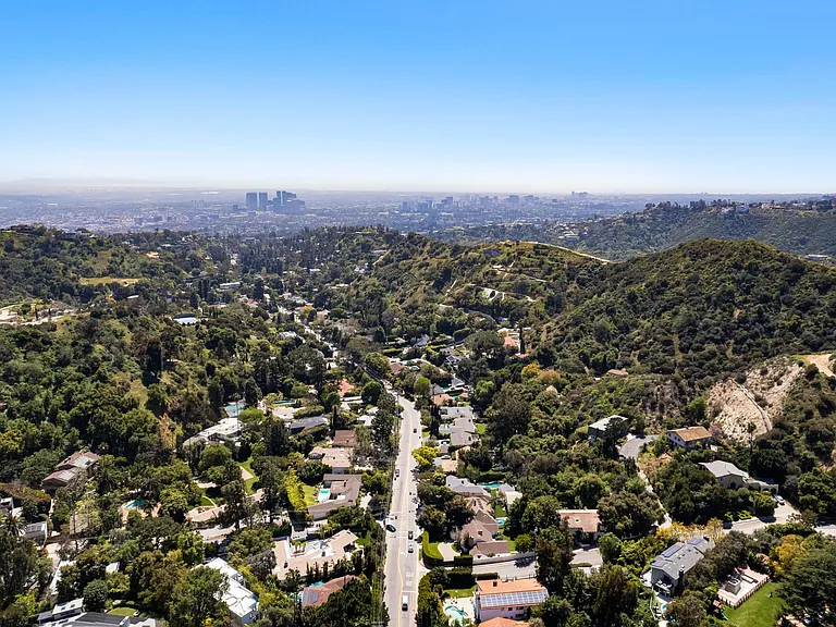 Nestled in Beverly Hills, the neighborhood pulses with excitement, offering an array of luxury experiences and culinary delights.