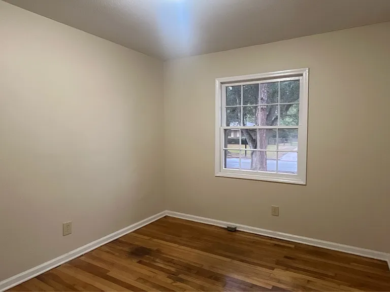 712 Goodall Ave — Photo 5