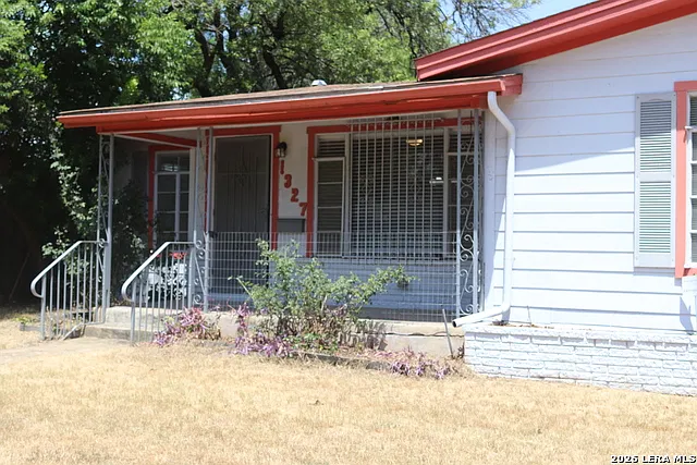 2 bed, 1.0 bath, 1300 sqft, $1,350 — Photo 2