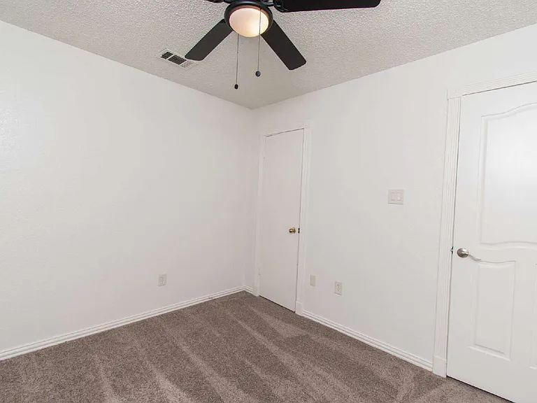 2104 Corona Dr — Photo 9