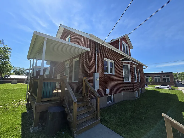 715 W 2nd St — Photo 3