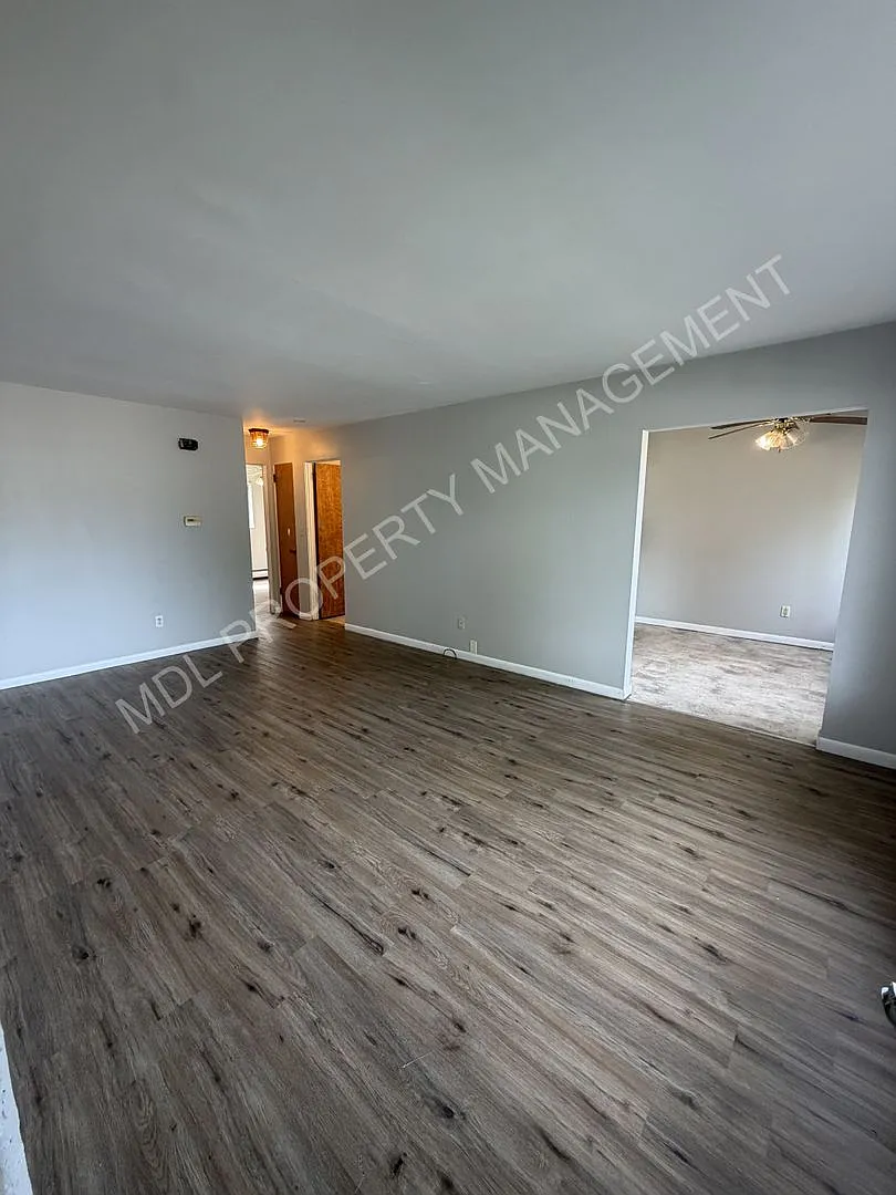 2215 Weiss — Photo 2
