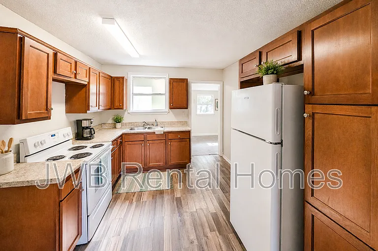 1288 W 28th St — Photo 3