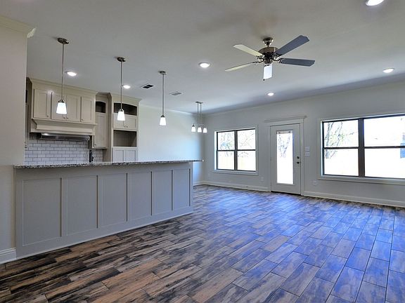 2nd image of 829 Lindsey Ln