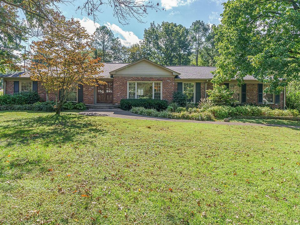 Classic Brentwood ranch on flat 1 acre lot. Walk to Scales Elementary!