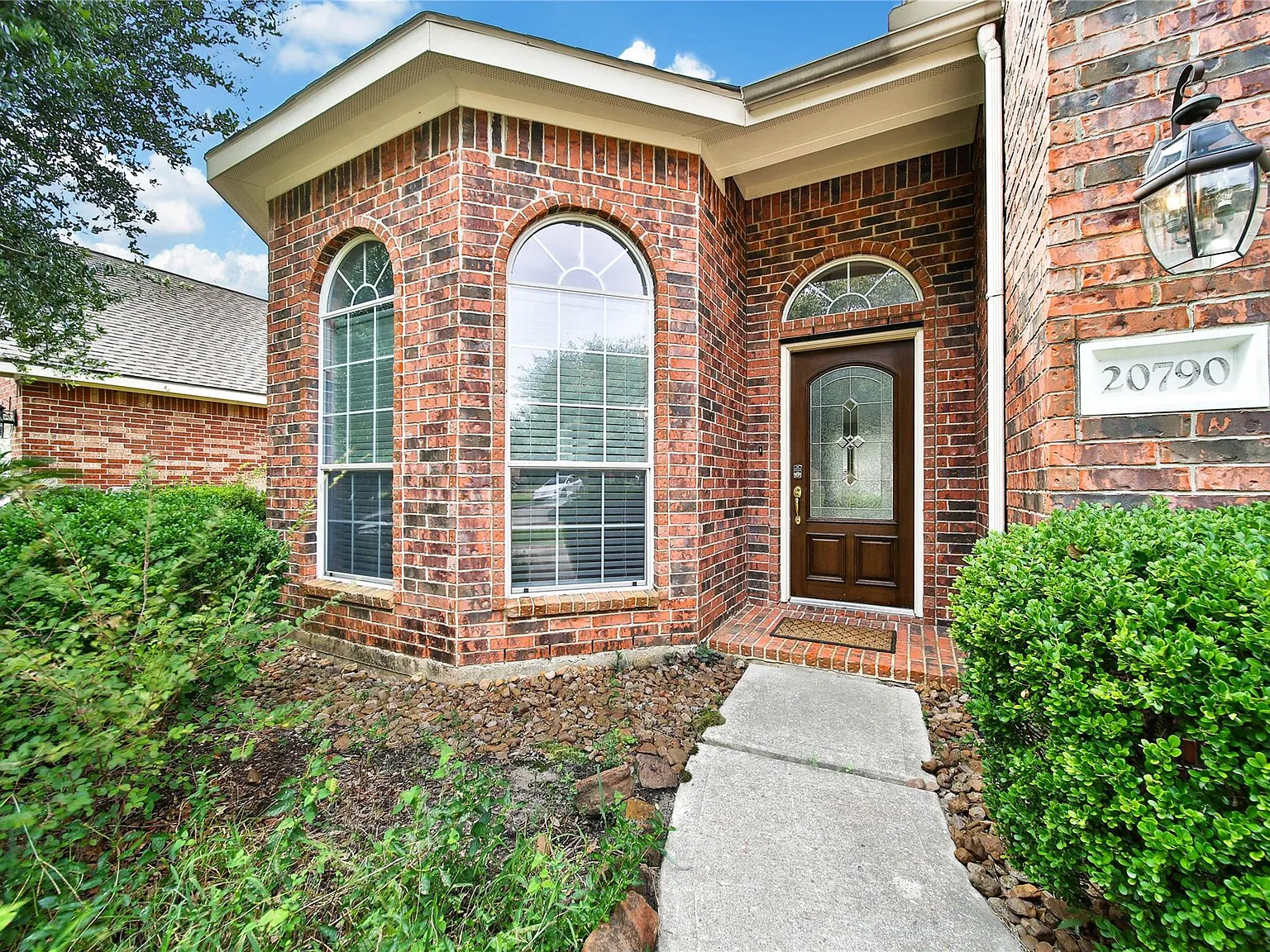 3 bed, 2.5 bath, 2351 sqft, $2,300 — Photo 2