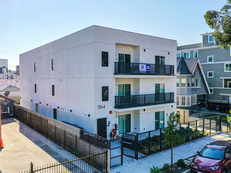 1164 W 37th Pl — Photo 3