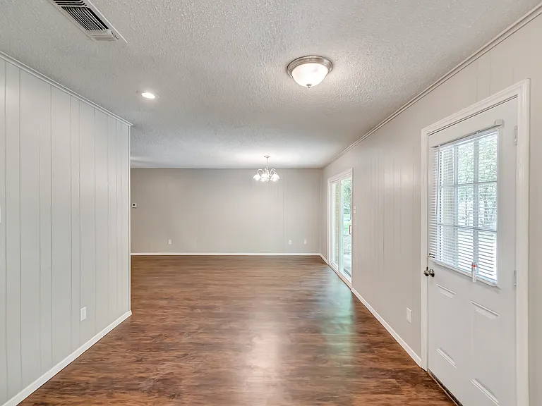 2833 Kingsbury Ave — Photo 12